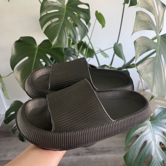 Black Cloud Slides NWOT - Picture 2 of 4